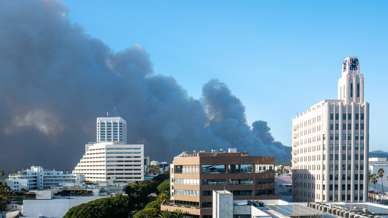 the pacific palisades fire seen from santa monica