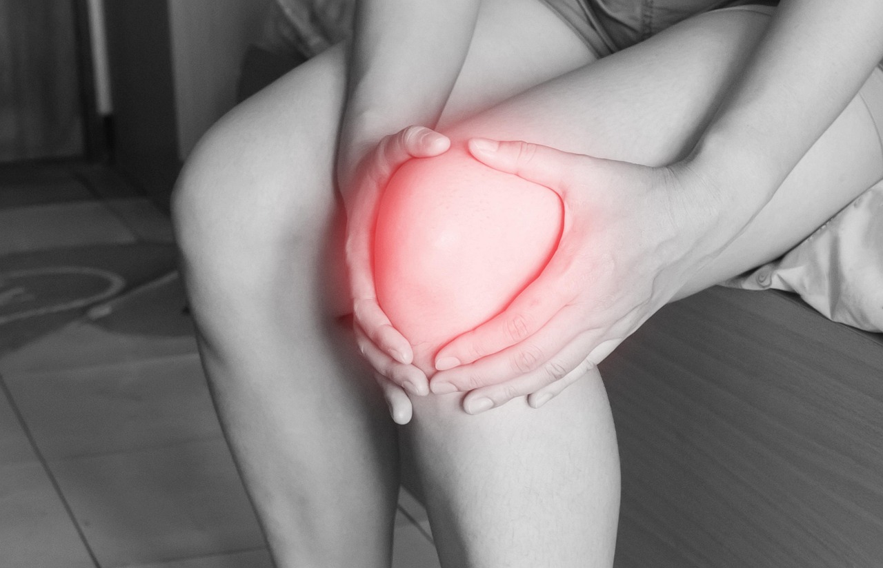 person holding injured knee